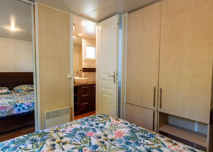 Les Pins De Sel Camping *