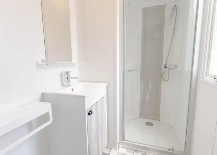 Camping Les Pins De Sel *